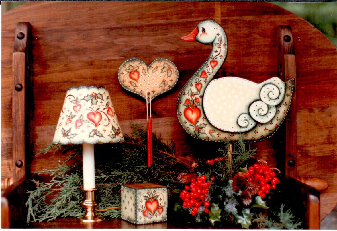 Hearts & Holly Lamplighter - Lynn Zezech