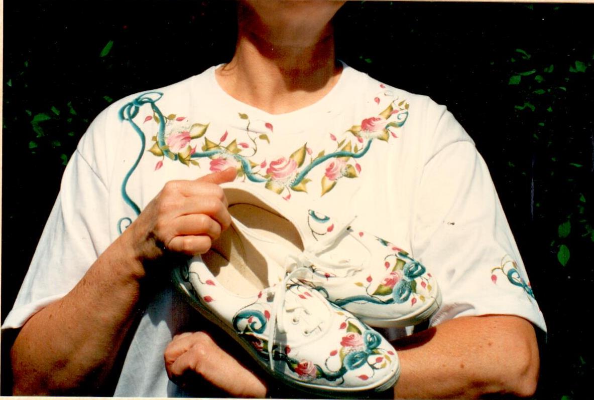 Ribbons & Roses T-Shirt & Sneakers - Annie Schickel